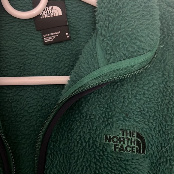 North face pull over. Size medium - Picture 2 of 2